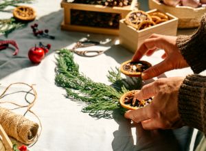 Pracownik kwiaciarni - tworzenie kompozycji z roślin i kwiatów