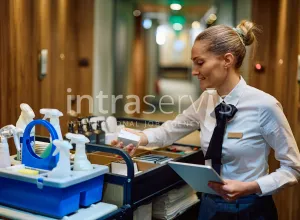 Pokojówka w nadmorskim hotelu