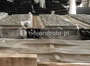 Pracownik produkcji elementów betonowych