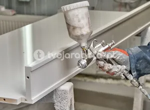 Pracownik malowania i demontażu mebli