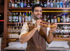 Barman w hotelu