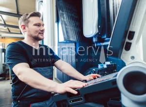 Operator maszyn produkcyjnych CNC