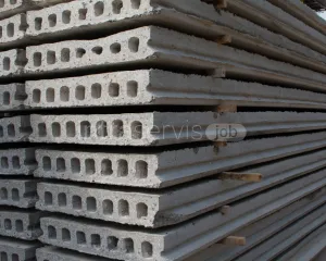 Pracownik produkcji elementów betonowych