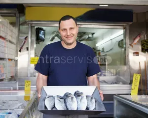 Pracownik produkcji przy przetwórstwie ryb