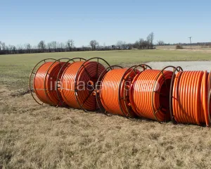 Pracownik fizyczny przy budowie linii światłowodowych 