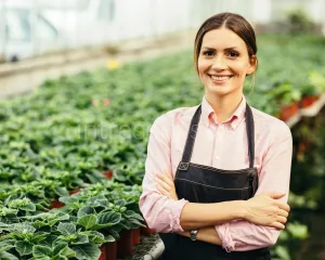 Pracownik szkółki z kwiatami ozdobnymi