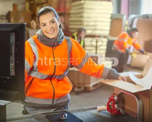 Pakowacz odzieży w magazynie sklepu internetowego