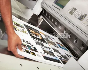 Pracownik produkcji w drukarni