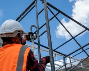 Pomocnik montera rusztowań z elementami stalowymi 