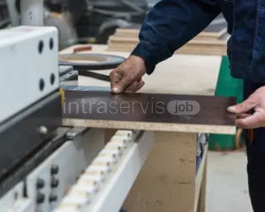 Pracownik produkcji w fabryce mebli