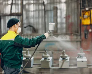 Pracownik myjni metalowych konstrukcji