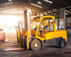 Pracownik produkcji z uprawnieniami UDT