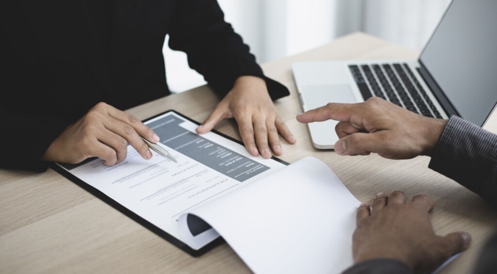 Ludzie rozmawiający nad dokumentami