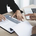 Ludzie rozmawiający nad dokumentami