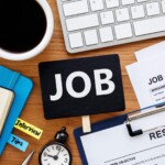 Rzeczy biurowe na biurku z napisem job