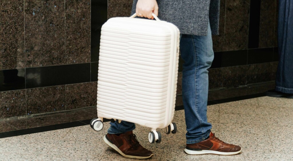 Elegancki mężczyzna z walizką w ręce