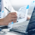 mężczyzna podpisujący elektroniczny dokument za pomocą długopisu i laptopa